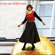 2...ich bin mir GOLD wert...", Video und Fotografie, VOR und HINTER der Kamera c Christa Biedermann: goldig in Sabine Küsters "Musenland" während "48 Stunden Neukölln", Berlin, 24.6.2023  https://www.musenland.de/gold-wert/, 