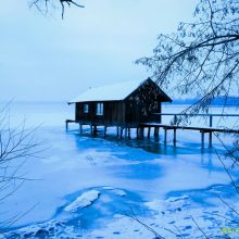 eisiger Advent in wärmender Hütte am See