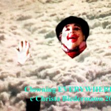 Clowning EVERYWHERE ! Folge 24, Kurzperformance, Trickvideo, online auf Facebook, VOR und HINTER der Kamera c Christa Biedermann 2021