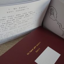 Ein Kamel geht spazier’n, inklusives Buch in Schwarzschrift und Braille mit haptischen Zeichnungen, Foto: Julian Dölcher