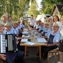 "Singen mit Aussicht" - der Chor der Köllamauna Unterstinkenbrunn stimmte mit den zahlreichen Gästen in der Königlichen Kellergasse Dürnleis frohe Lieder an.