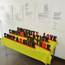 What counts, Installation aus Texten auf Leinwand und Buchstabeninstallation, Foto:trat-foto.at