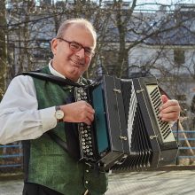 Erich Zib mit Schrammelharmonika
