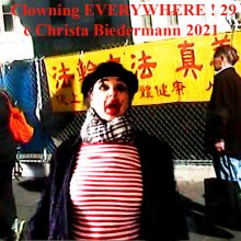 Clowning EVERYWHERE ! Folge 29, Kurzperformance, Trickvideo, online auf Facebook, VOR und HINTER der Kamera c Christa Biedermann 2021
