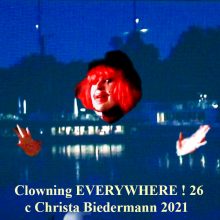 Clowning EVERYWHERE ! Folge 26, Kurzperformance, Trickvideo, online auf Facebook, VOR und HINTER der Kamera c Christa Biedermann 2021